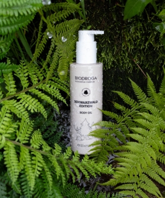 Biodroga Bioscience Institute Body Oil deeply hydrates, smooths, and softens the skin. A luxurious formula that restores glow and supports daily body care.